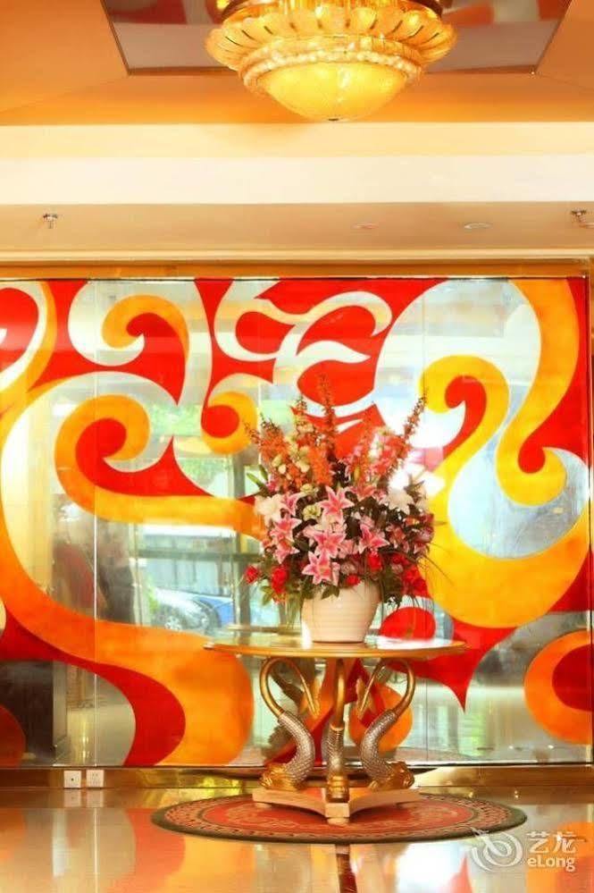 Huajun Hotel 4*
