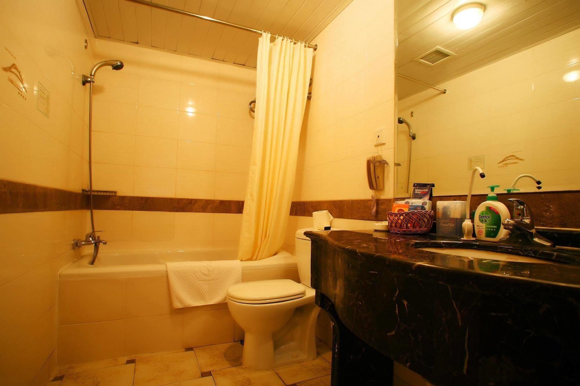 Huajun Hotel 4*